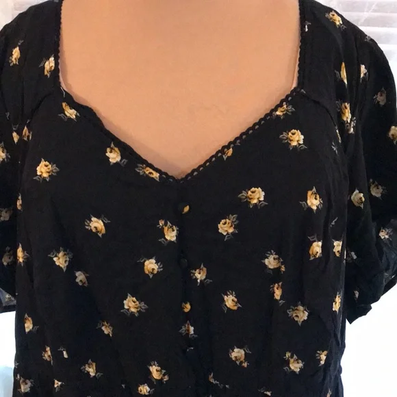 Torrid Black with yellow roses print blouse SZ 3 - Picture 2 of 7